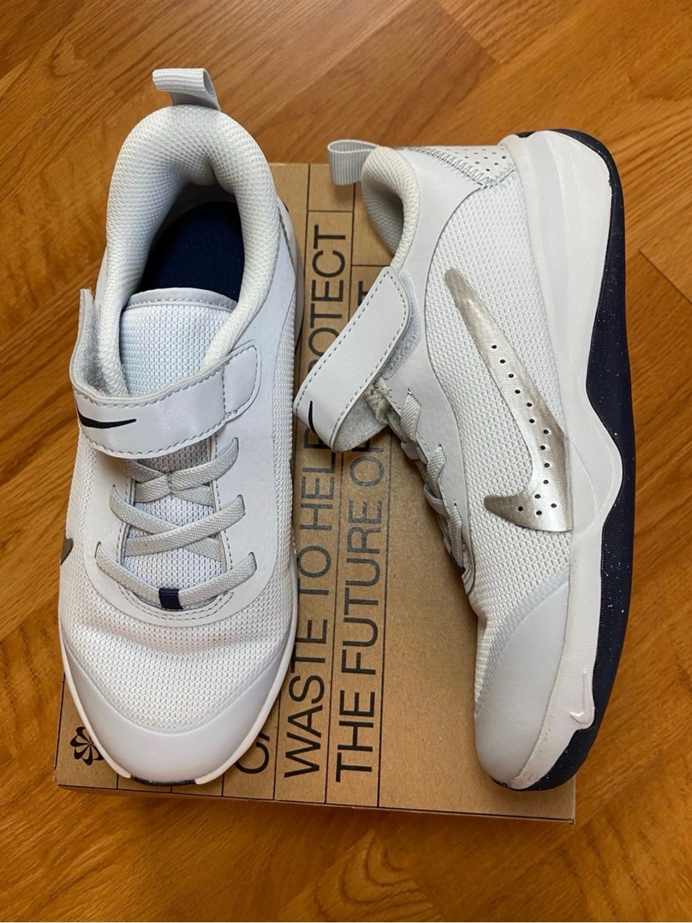Nike Kids White and Silver Velcro Strap Shoes Sz 2